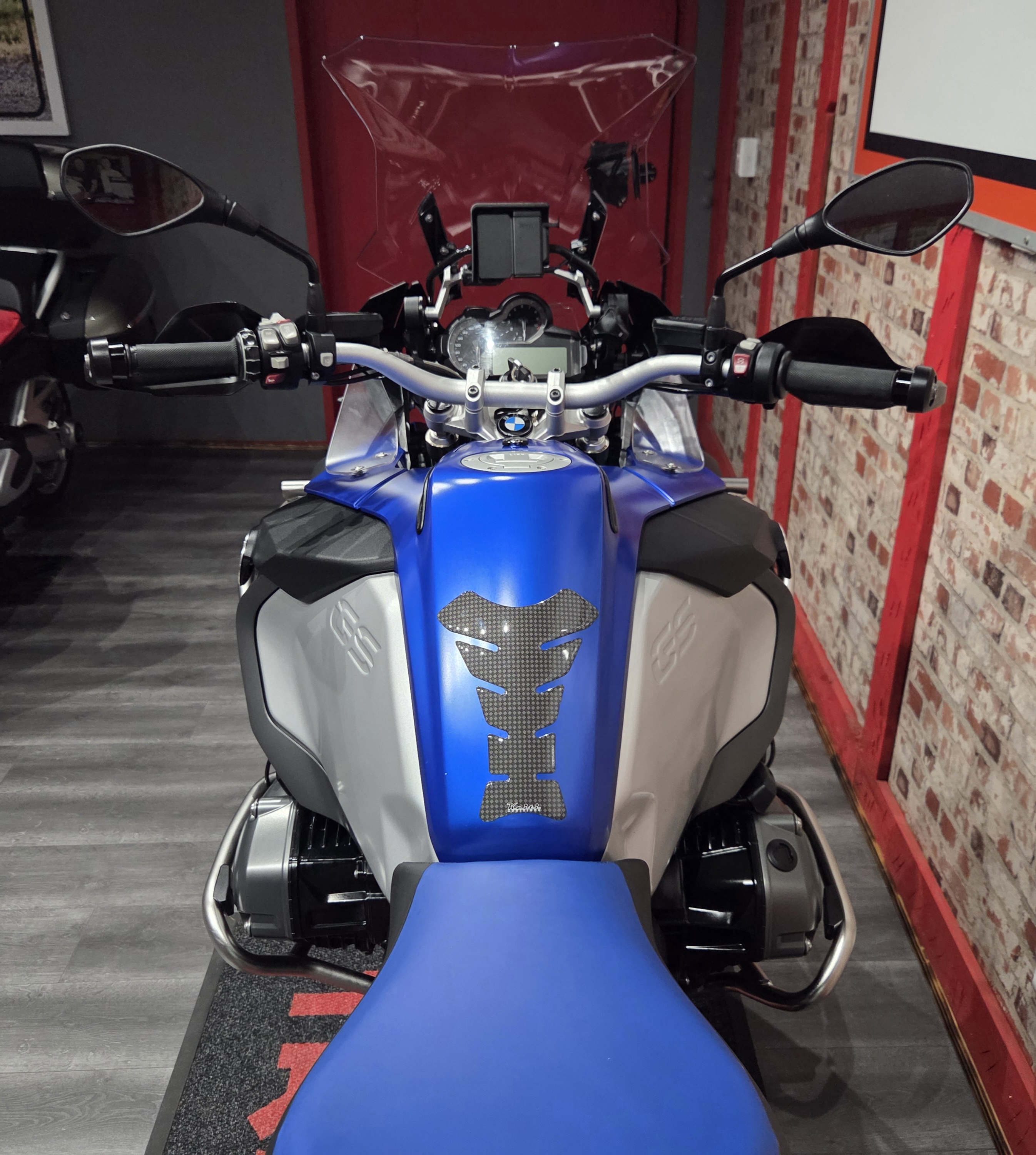 SOLD TO CLIENT FROM GEORGE- 2014 BMW GSA 1200, 1 OWNER BIKE, ONLY 26900km !! Top box, Racing blue — photo 3