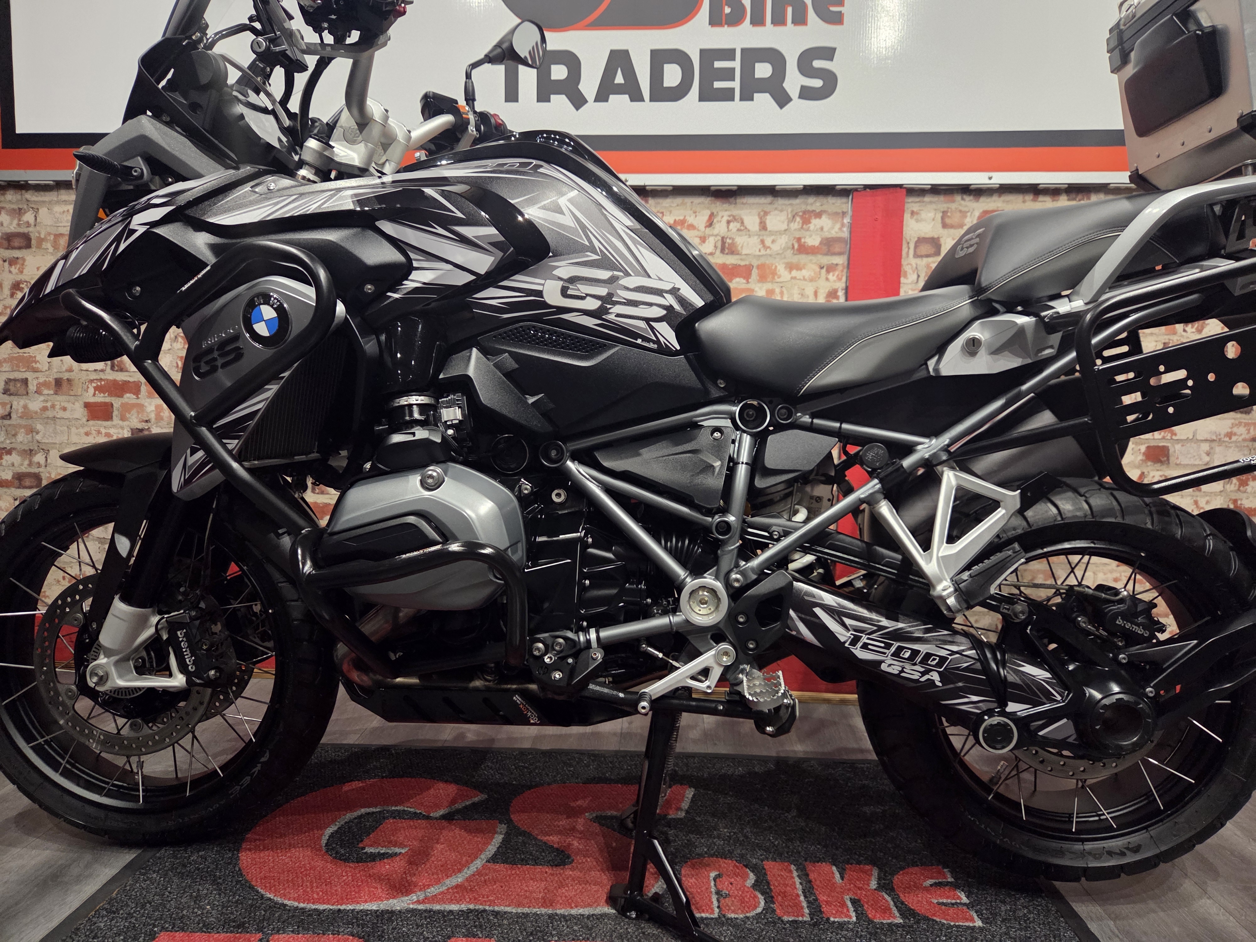 SOLD TO CLIENT FROM HERMANUS.... - 2016 BMW GS 1200, TRIPLE BLACK, ONLY 28000km, Top Box - SUPER STUNNING BIKE, LOADED WITH EXTRAS !!!! — photo 2