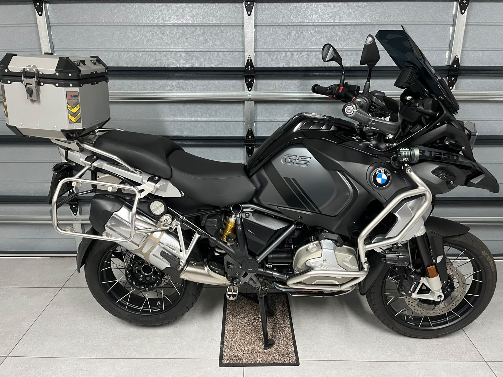 ARRIVING SOON - 2021 BMW GSA 1250, MU MODEL, TRIPLE BLACK, 719 OPTION, ONLY 25700km — photo 2