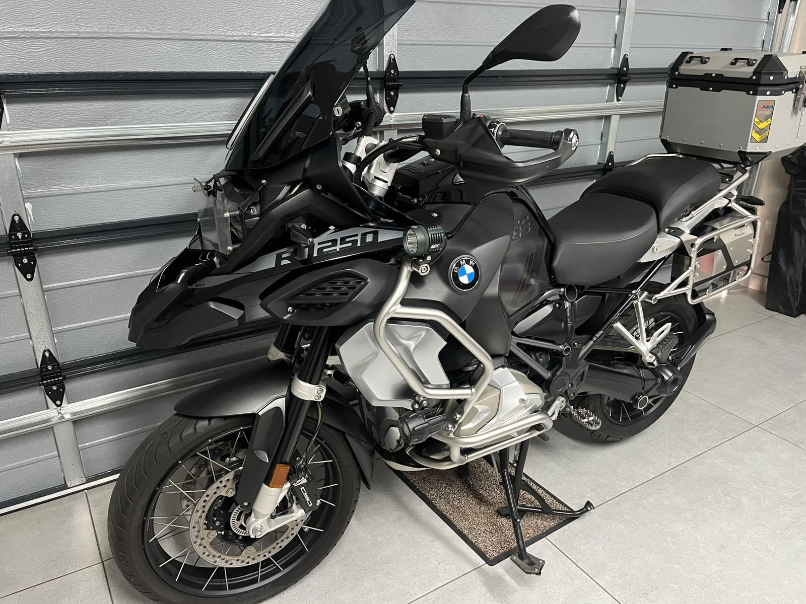 ARRIVING SOON - 2021 BMW GSA 1250, MU MODEL, TRIPLE BLACK, 719 OPTION, ONLY 25700km — photo 3