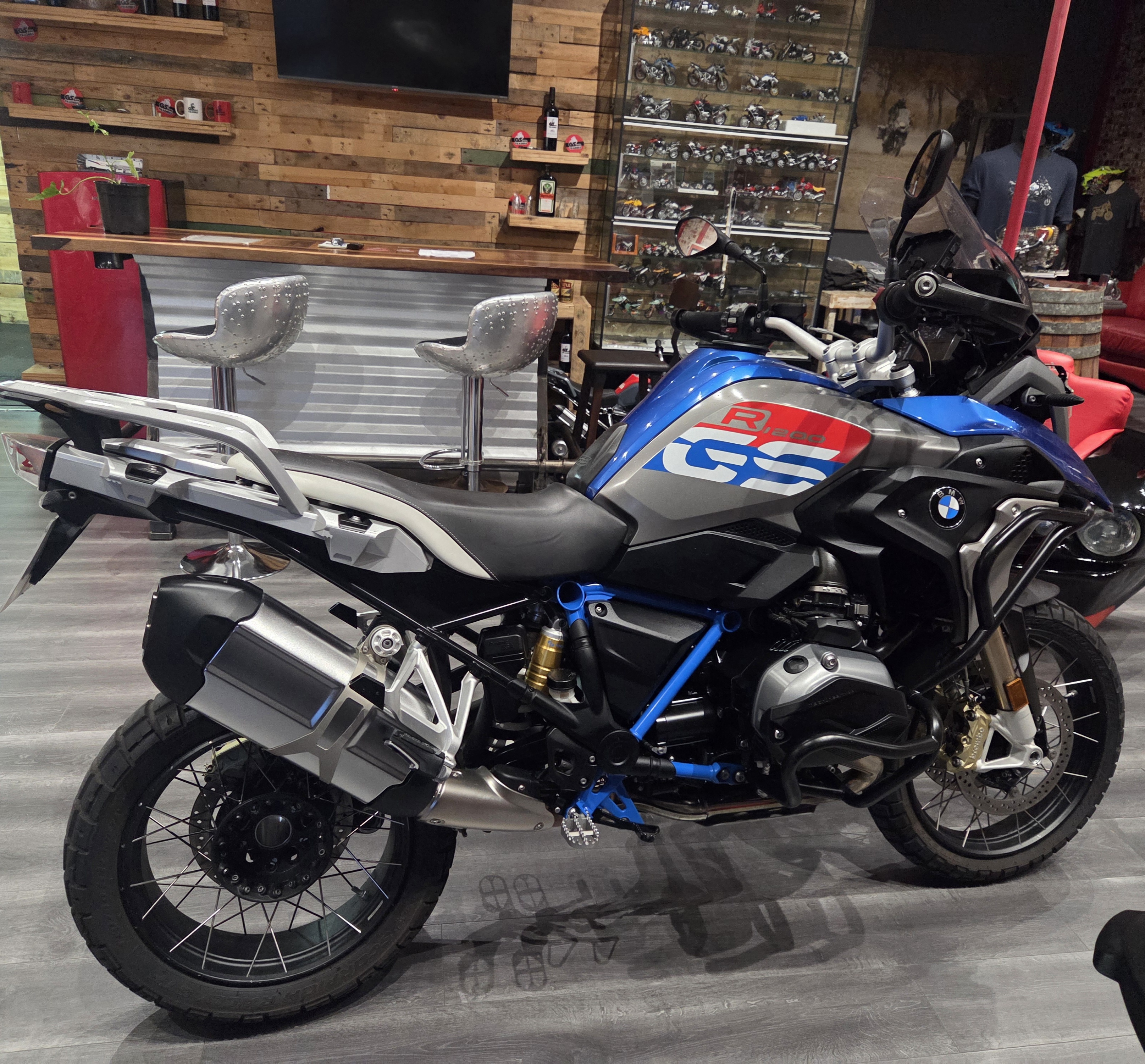 ARRIVING SOON - 2017 BMW GS 1200 RALLYE, ONLY 20 300km, SPORT SUSPENSION !!! — photo 2